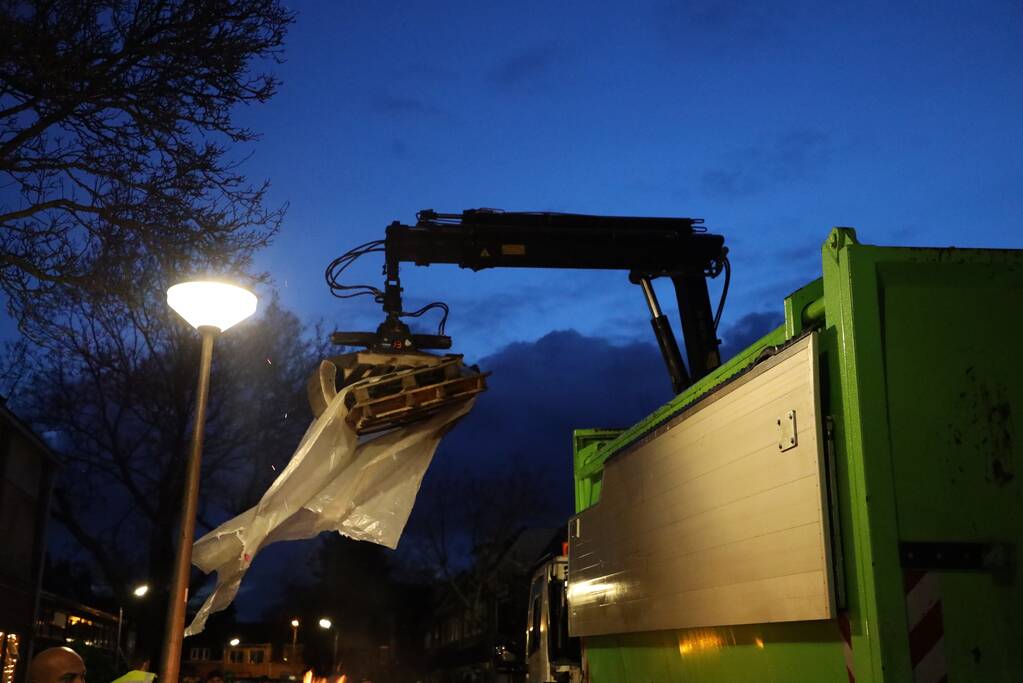 ROVA verwijdert stapel houten pallets in Soesterkwartier