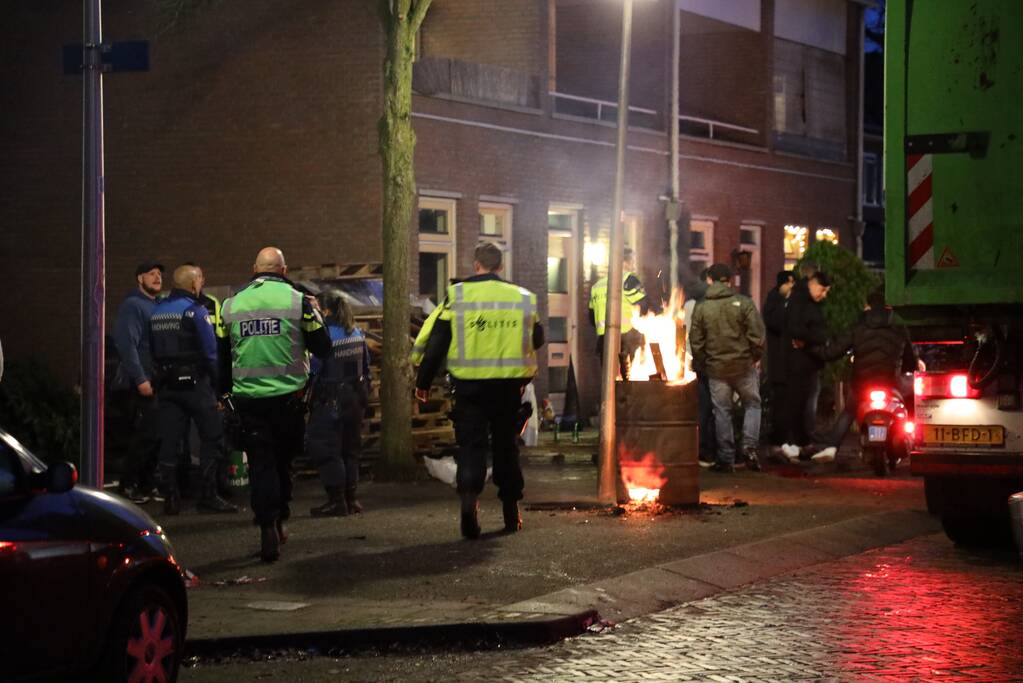 ROVA verwijdert stapel houten pallets in Soesterkwartier