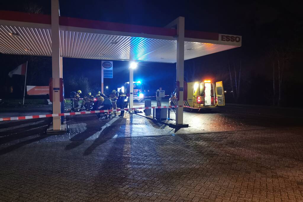 Auto crasht tegen benzinestation