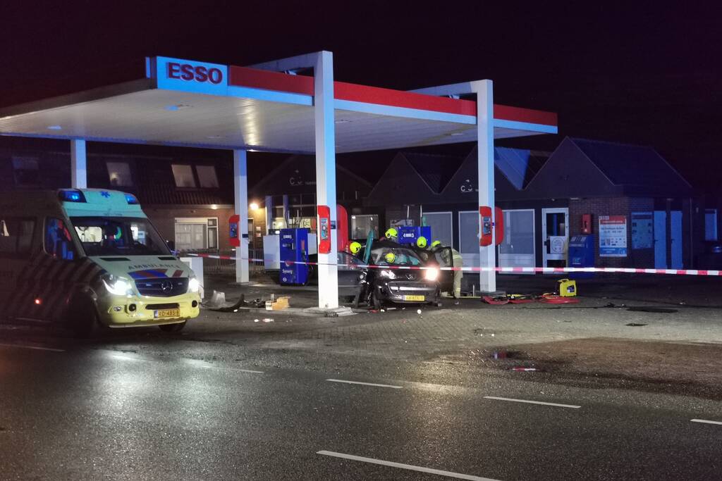 Auto crasht tegen benzinestation