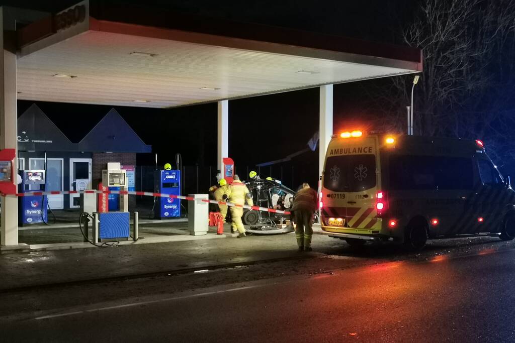 Auto crasht tegen benzinestation