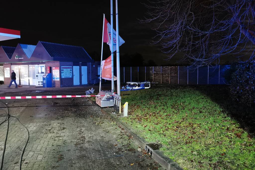 Auto crasht tegen benzinestation