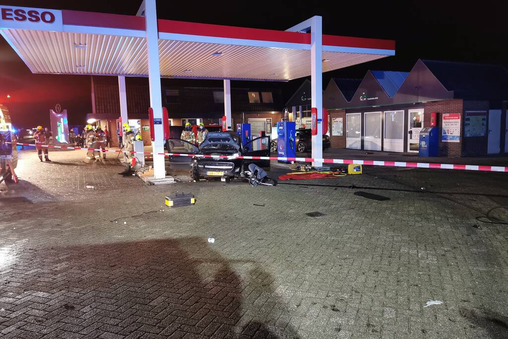 Auto crasht tegen benzinestation