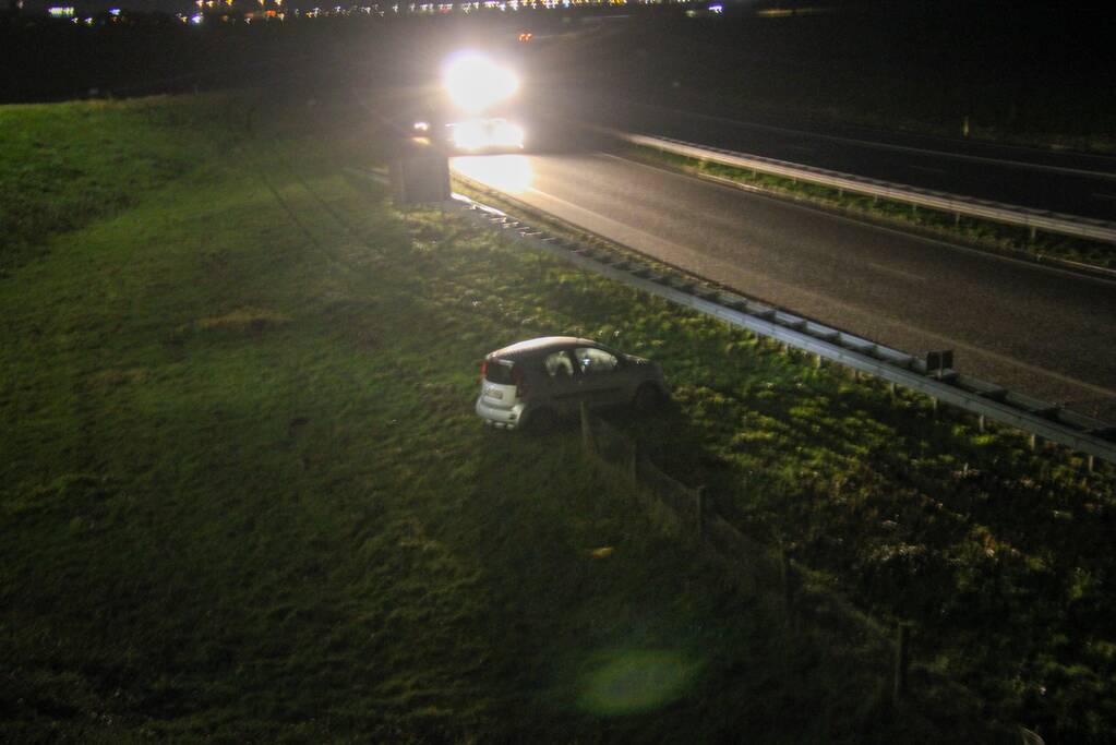 Auto belandt onderaan talud