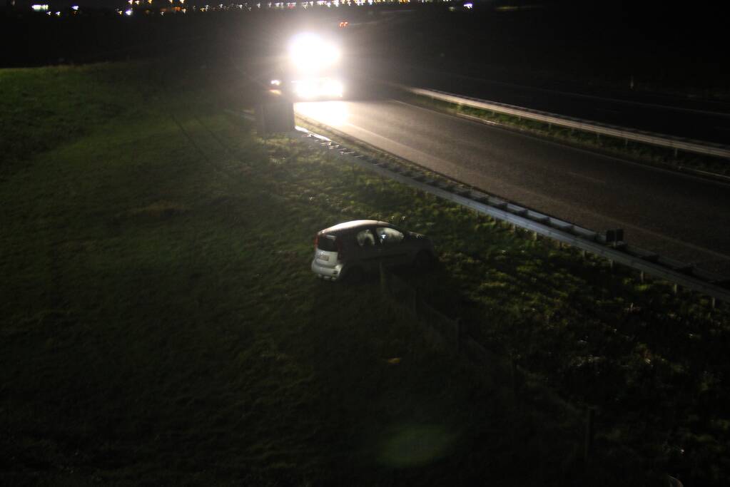 Auto belandt onderaan talud