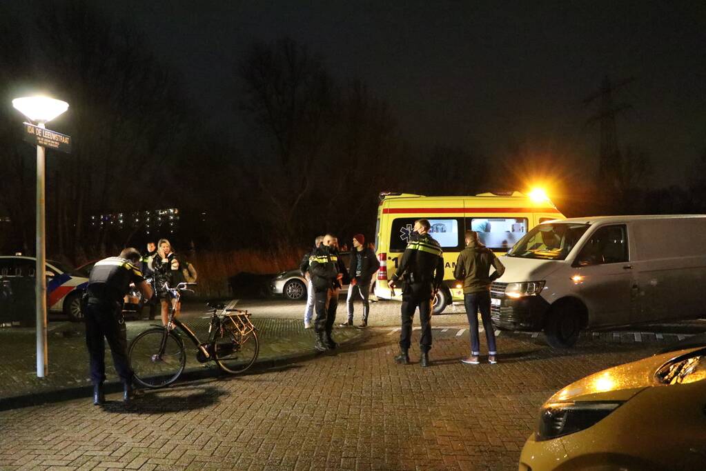 Fietser geschept door bestelbus