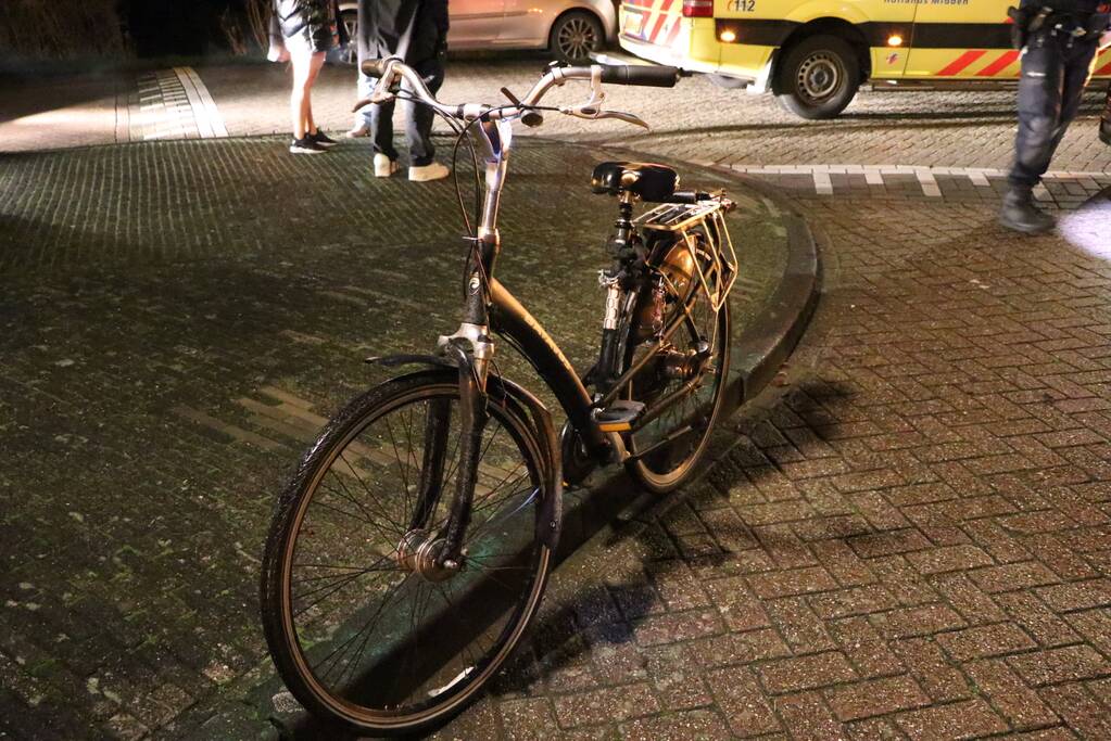 Fietser geschept door bestelbus