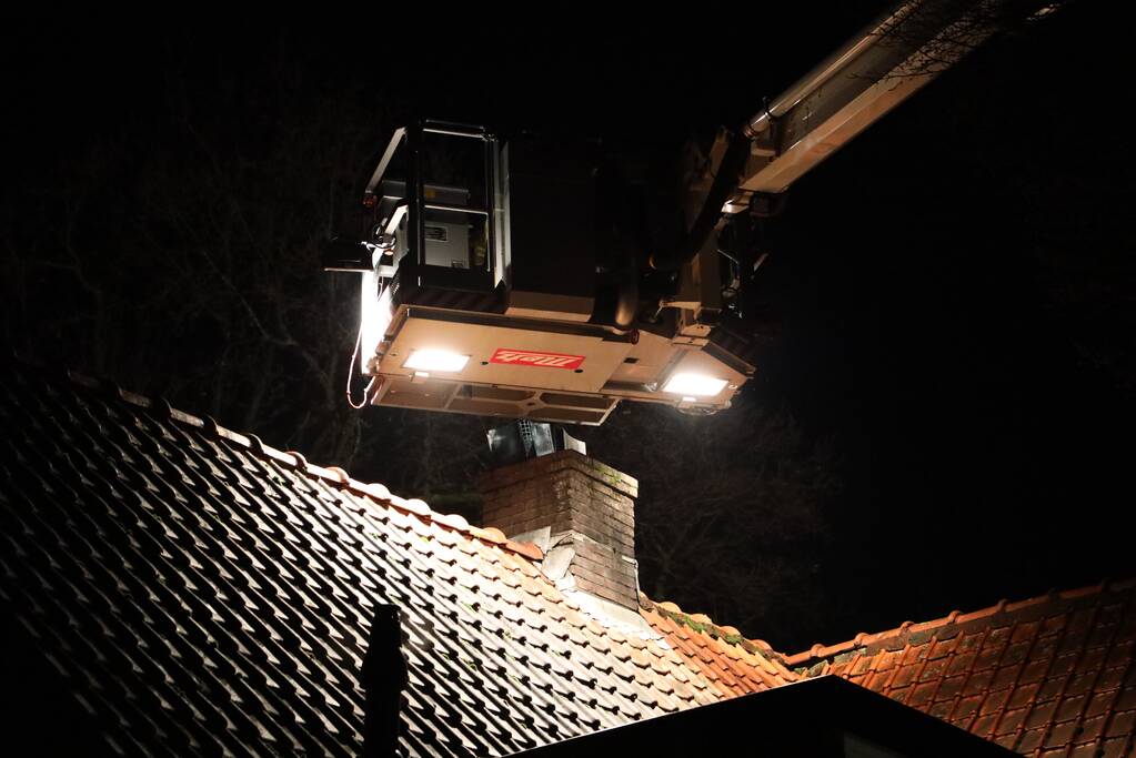 Brand in schoorsteen van woning