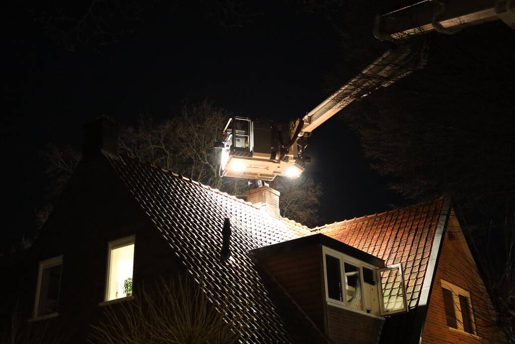 Brand in schoorsteen van woning