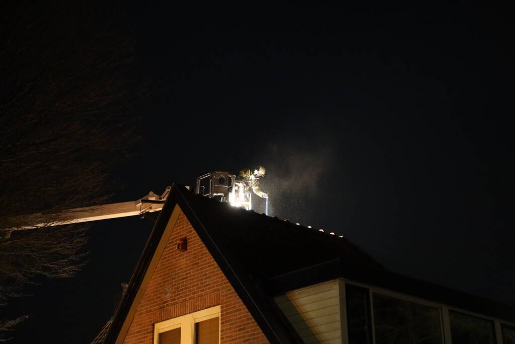Brand in schoorsteen van woning