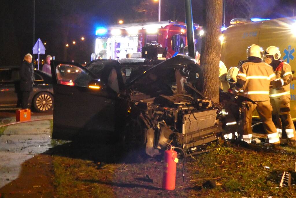 Auto knalt frontaal tegen boom