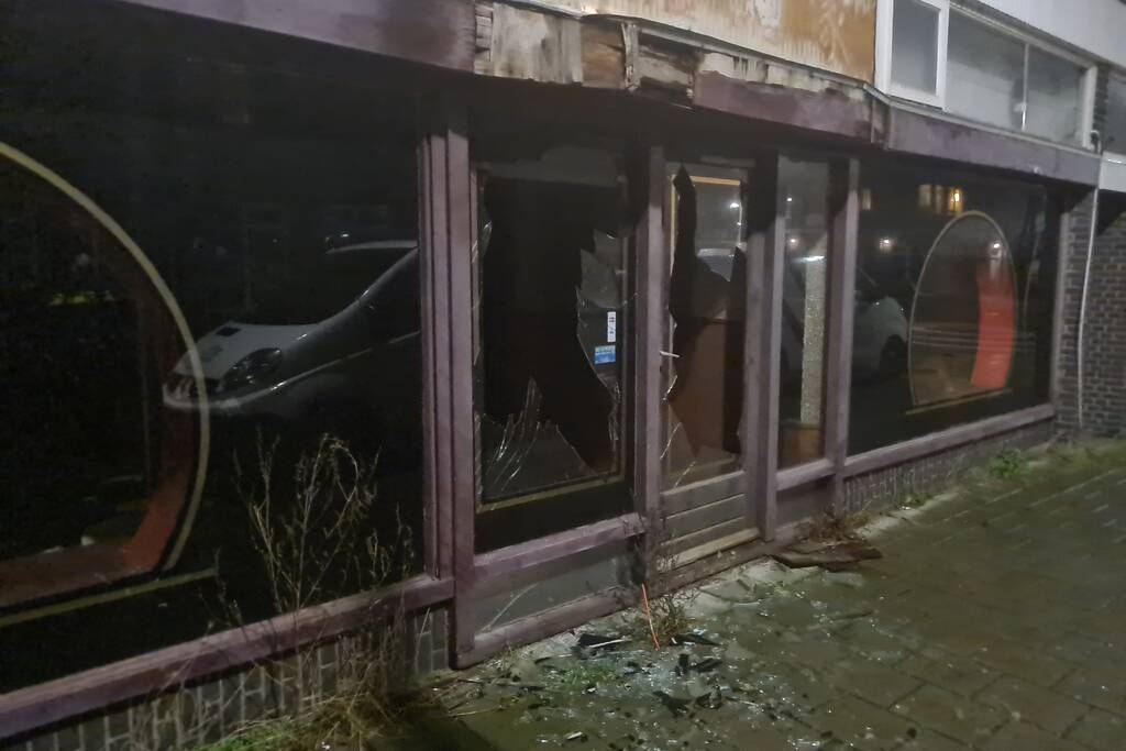 Vuurwerk vernield ruit leegstaande Chinees restaurant