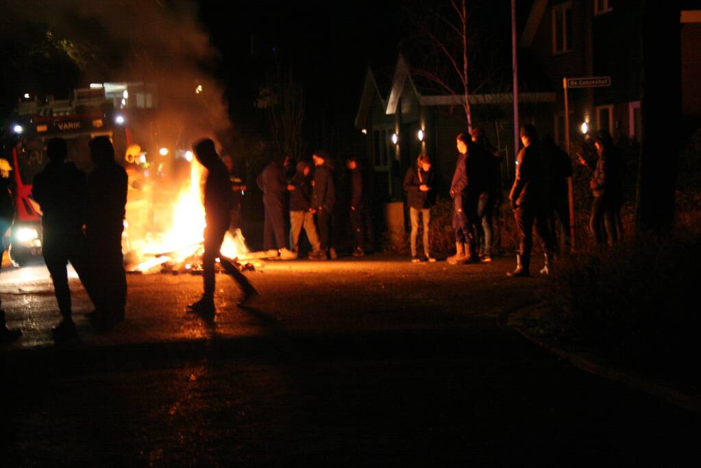 Vreugdevuur door de brandweer geblust
