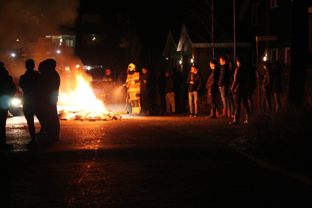 Vreugdevuur door de brandweer geblust