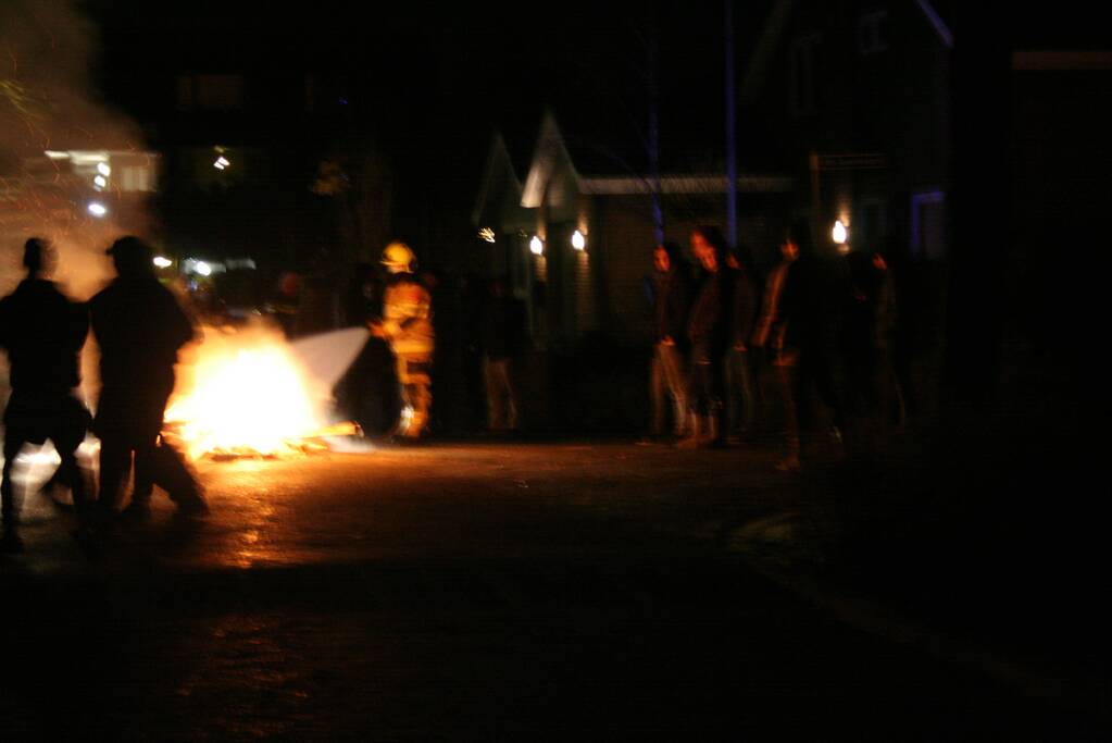 Vreugdevuur door de brandweer geblust