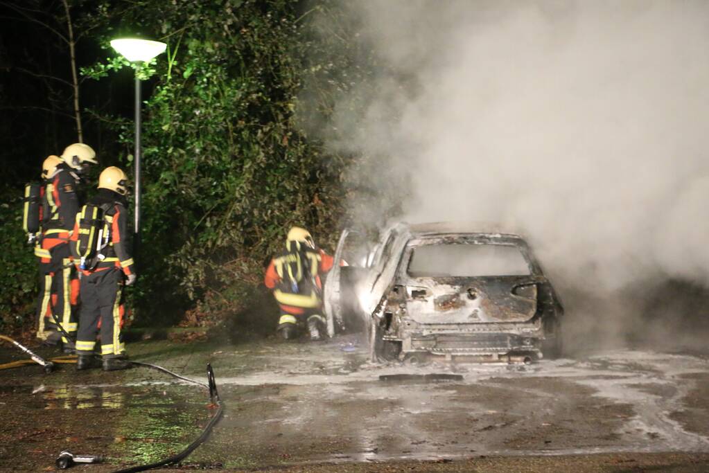 Auto compleet verwoest door brand