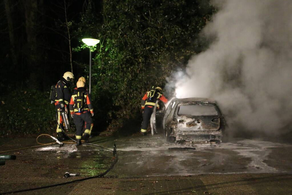 Auto compleet verwoest door brand