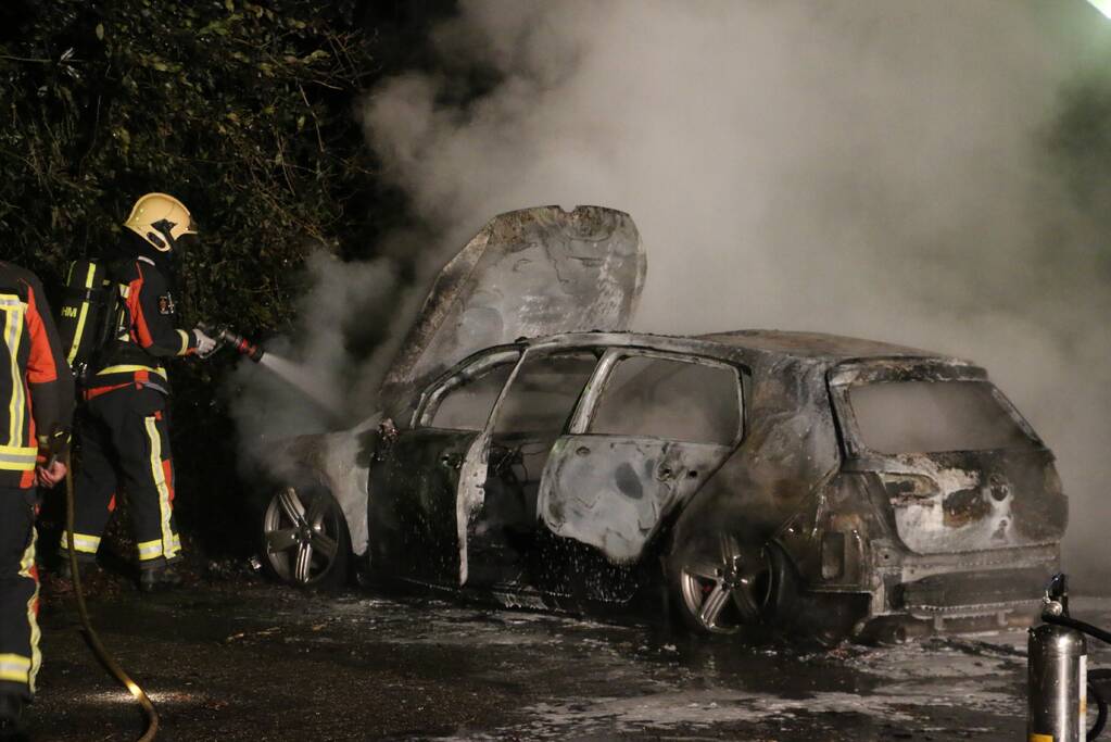 Auto compleet verwoest door brand