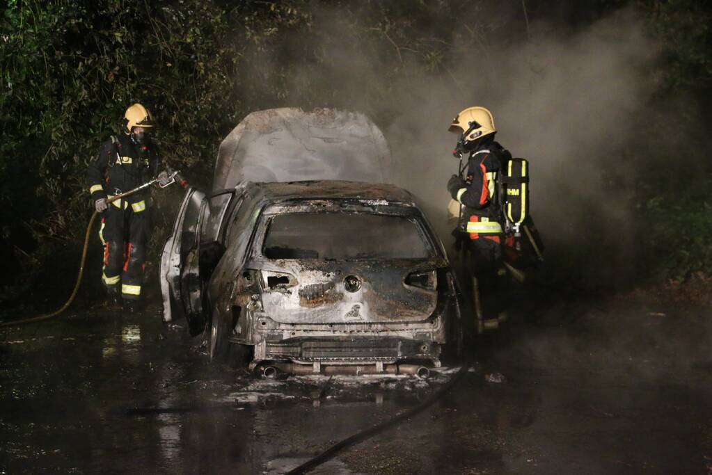 Auto compleet verwoest door brand