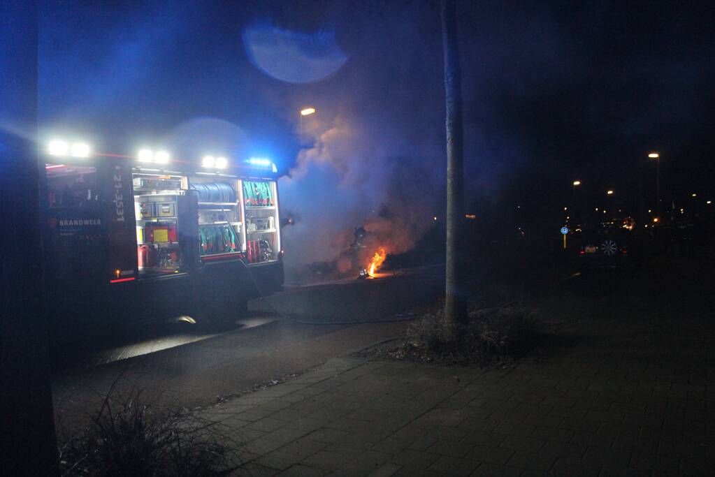 Autobrand snel geblust door brandweer