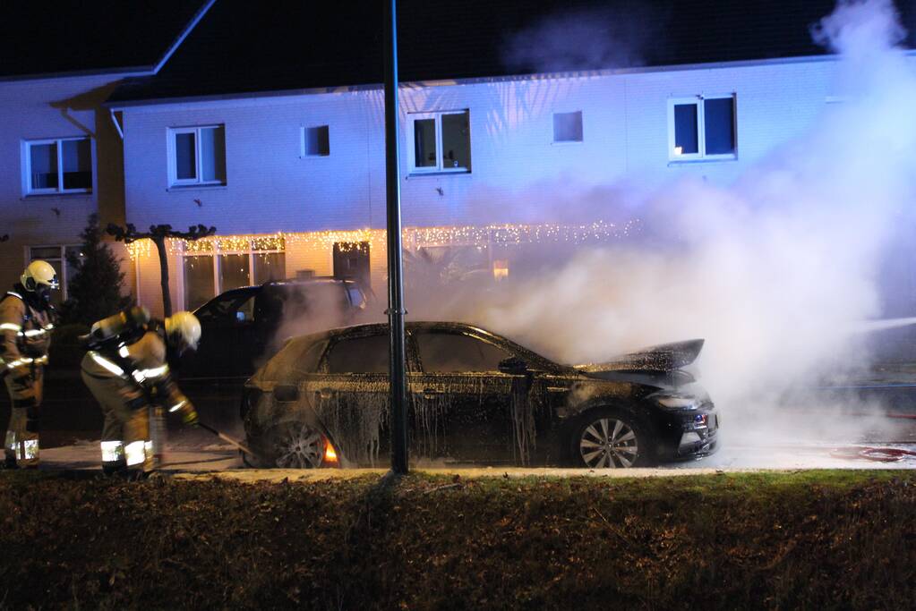 Autobrand snel geblust door brandweer