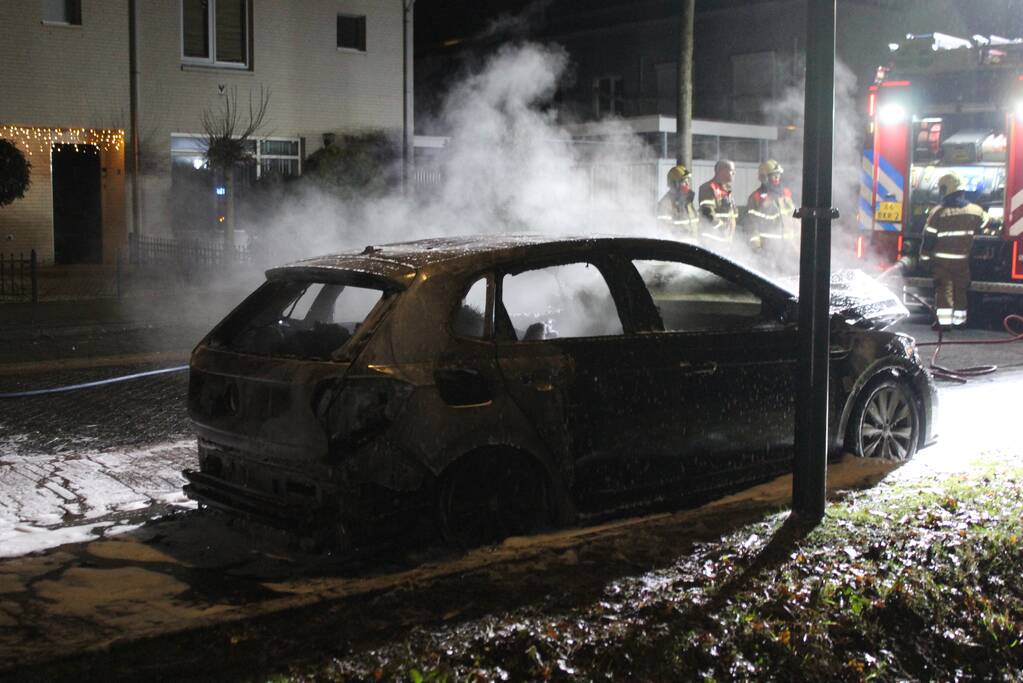 Autobrand snel geblust door brandweer