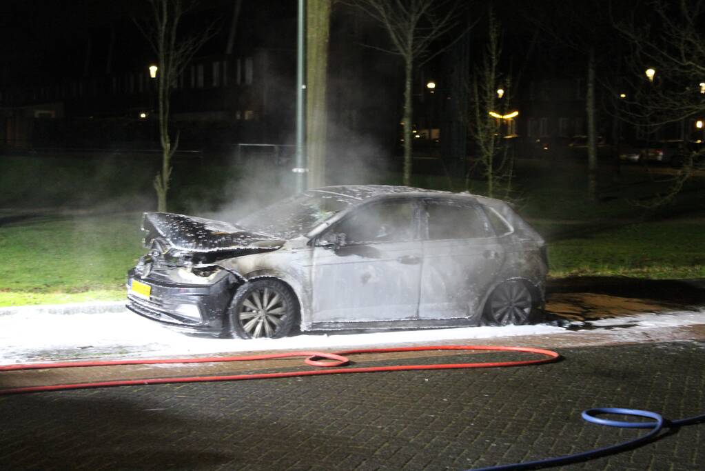 Autobrand snel geblust door brandweer