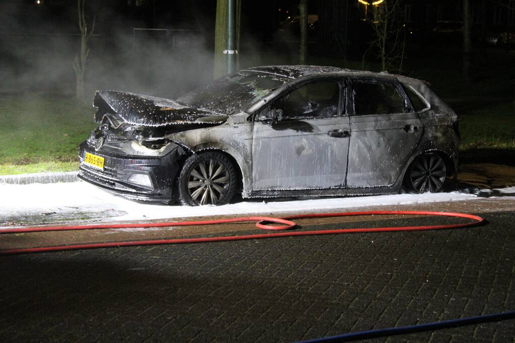 Autobrand snel geblust door brandweer