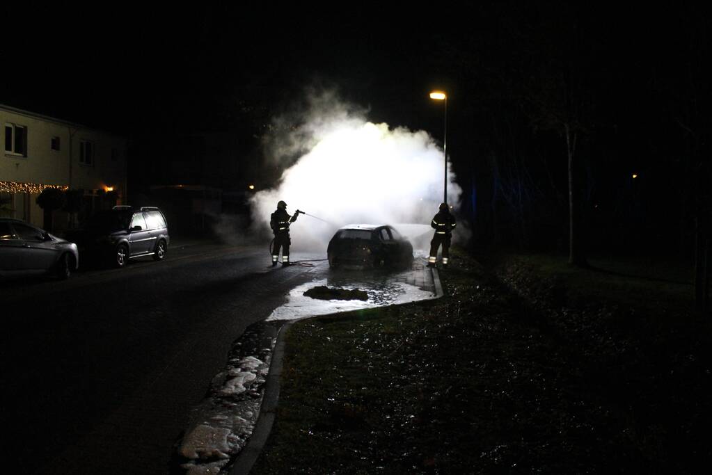 Autobrand snel geblust door brandweer