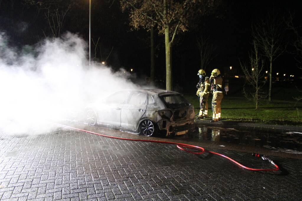 Autobrand snel geblust door brandweer