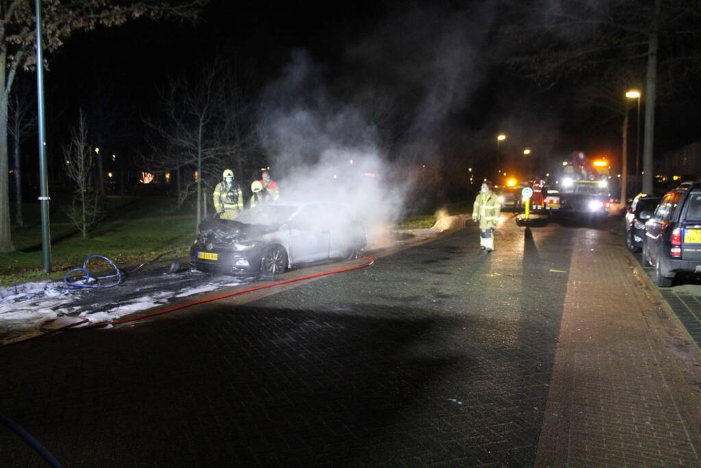Autobrand snel geblust door brandweer