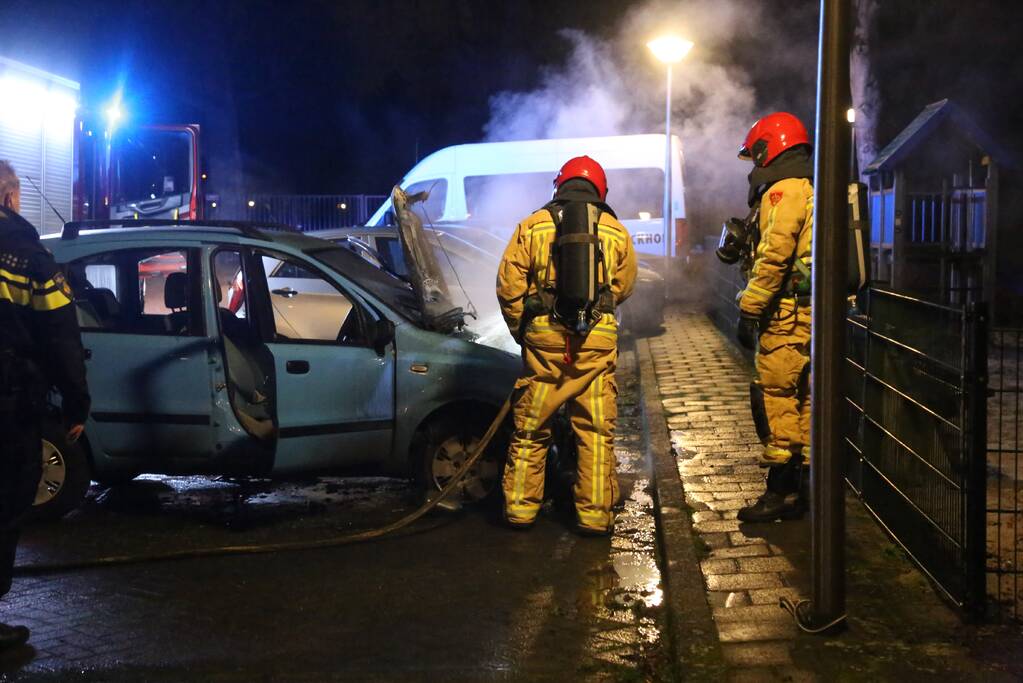Geparkeerde auto in lichterlaaie