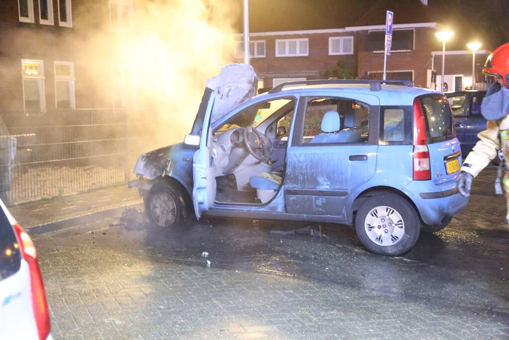 Geparkeerde auto in lichterlaaie