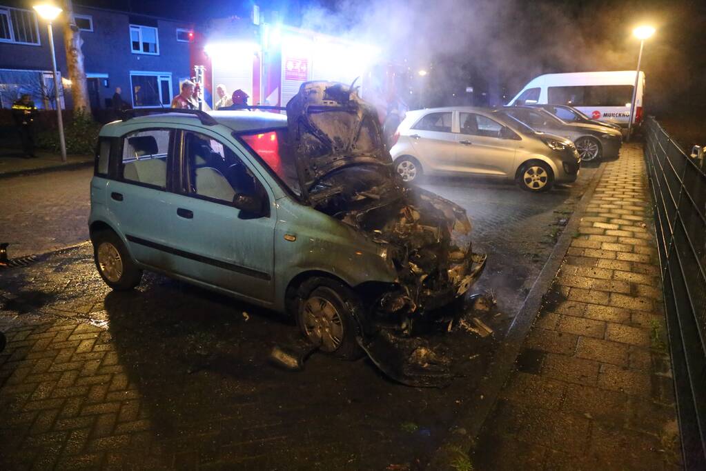 Geparkeerde auto in lichterlaaie