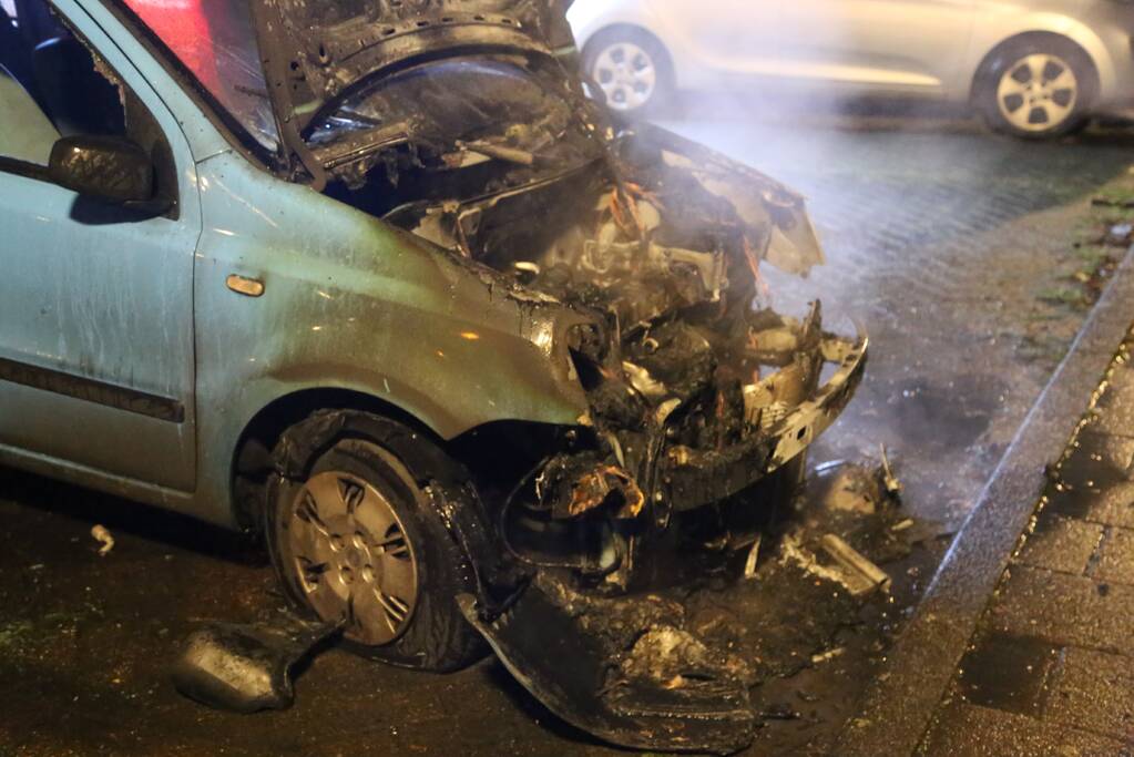 Geparkeerde auto in lichterlaaie