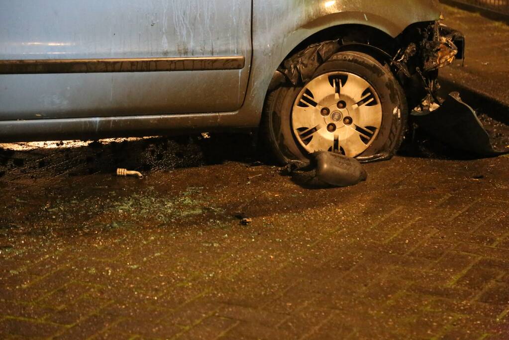 Geparkeerde auto in lichterlaaie