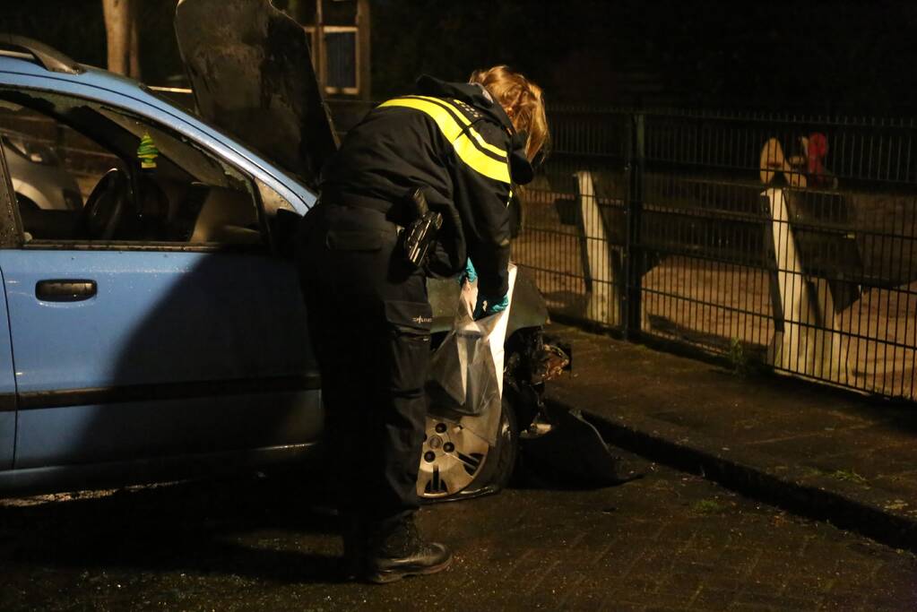 Geparkeerde auto in lichterlaaie