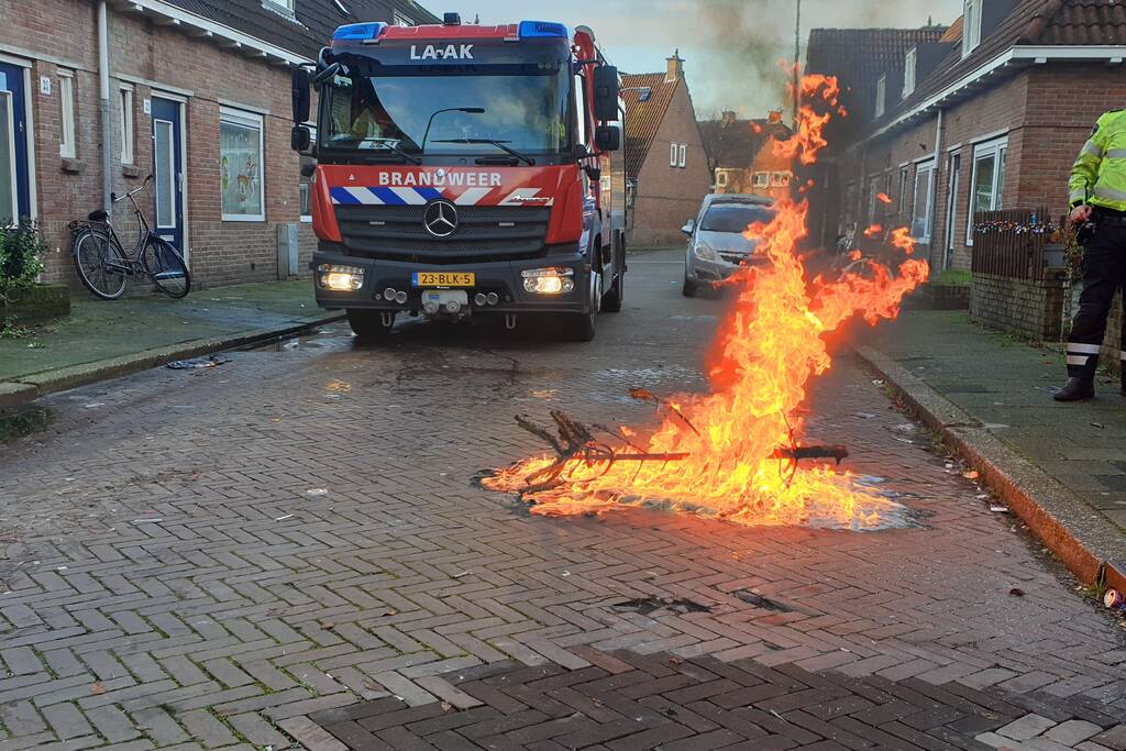 Kerstboom in brand gestoken