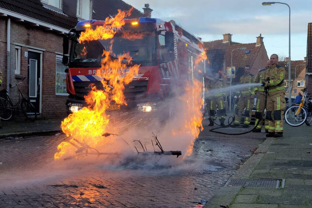 Kerstboom in brand gestoken