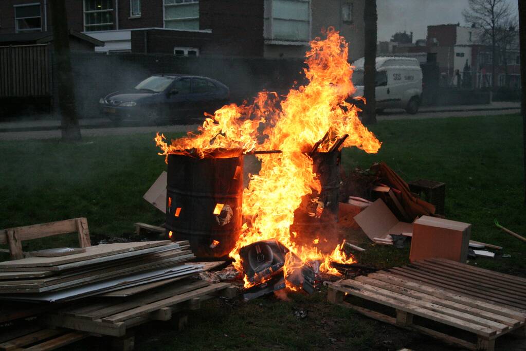 Rommel en vuurtonnen in brand gestoken