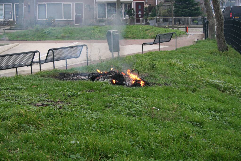 Rommel en vuurtonnen in brand gestoken