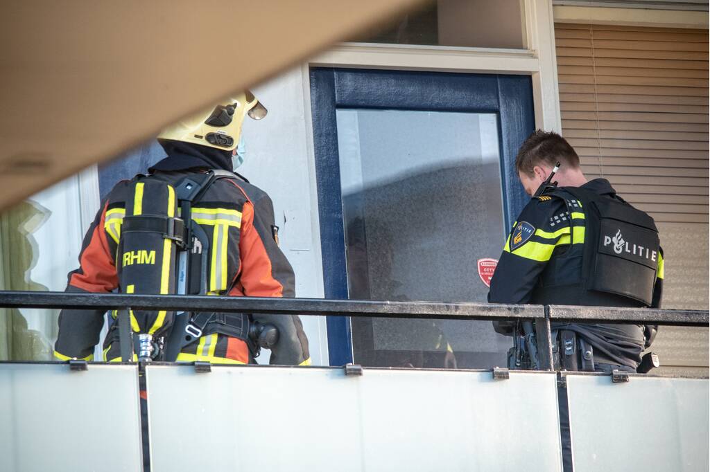 Vuurwerkbom ontploft in woning, bewoner gewond