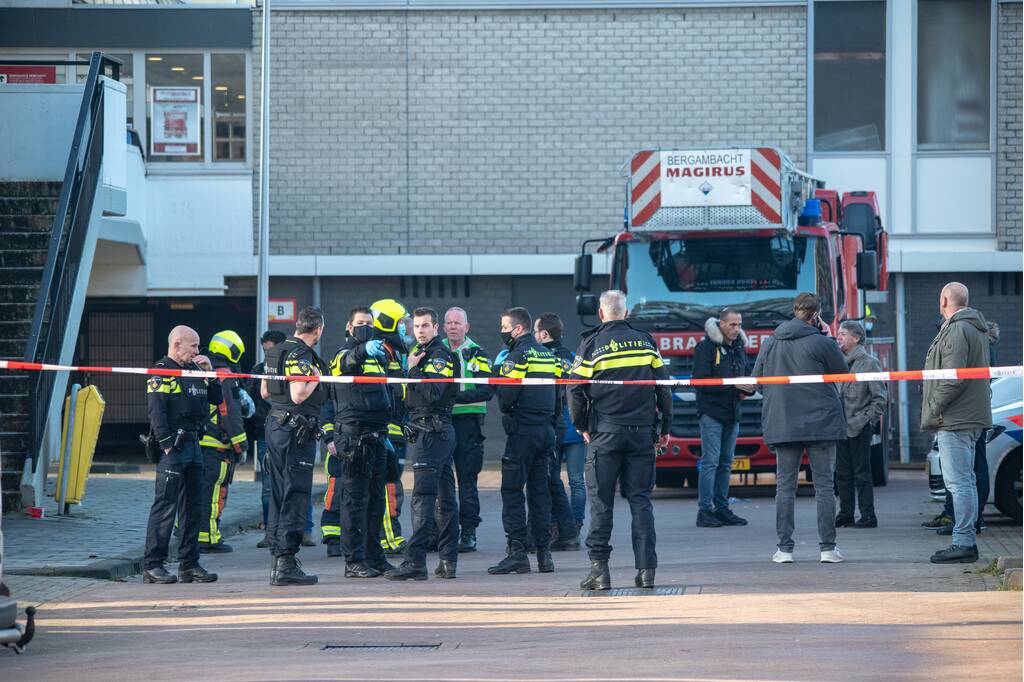 Vuurwerkbom ontploft in woning, bewoner gewond