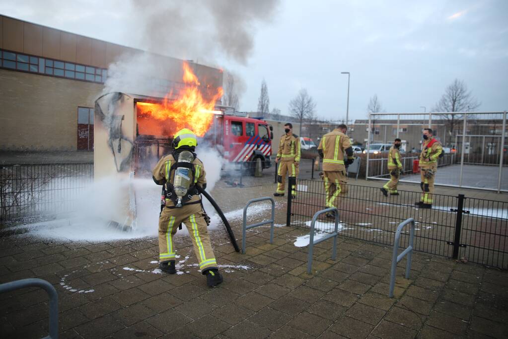 Flinke vlammen bij brand in kledingcontainer