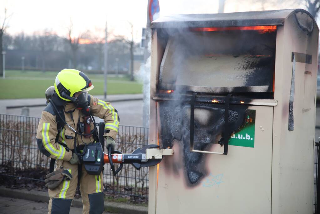 Flinke vlammen bij brand in kledingcontainer