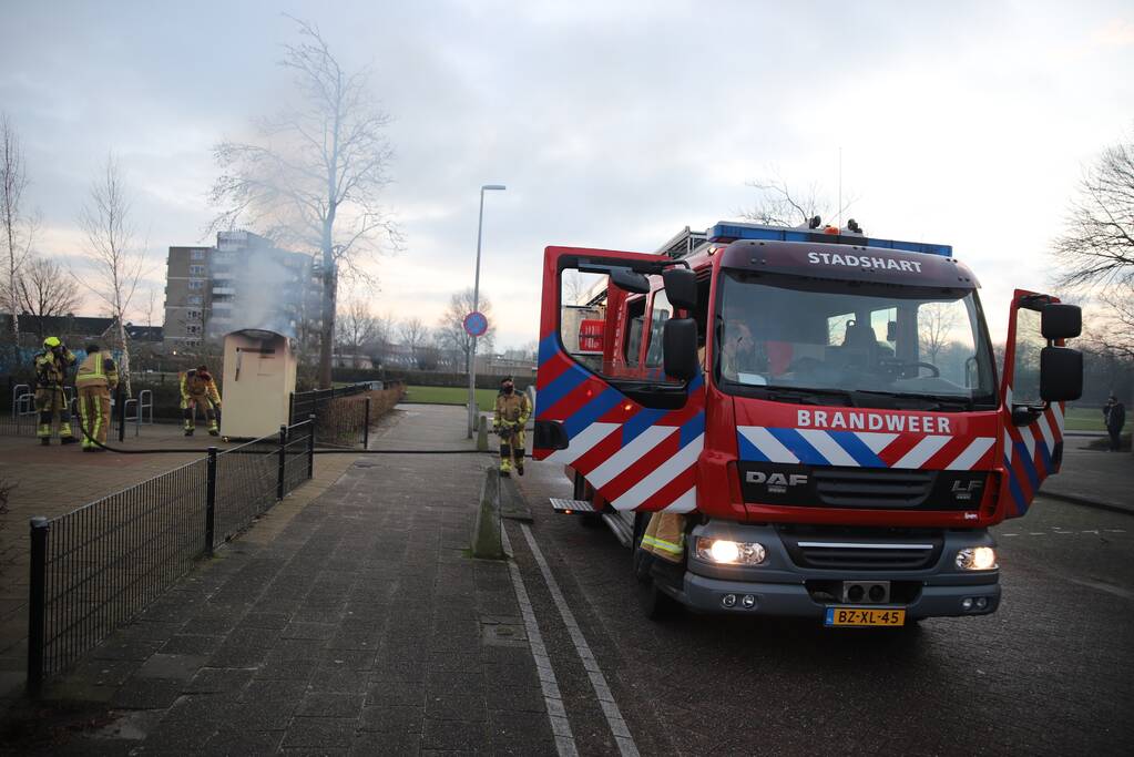 Flinke vlammen bij brand in kledingcontainer