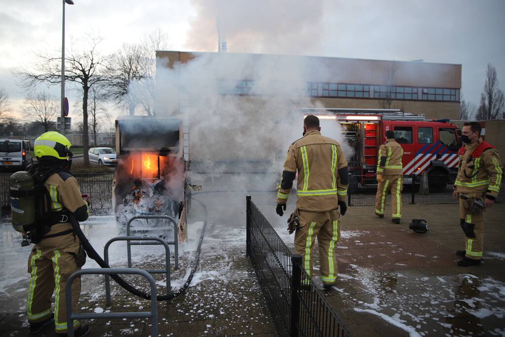 Flinke vlammen bij brand in kledingcontainer