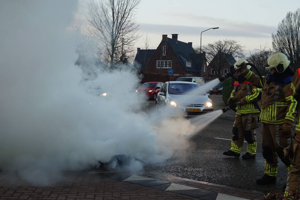 Stapel autobanden in brand gestoken