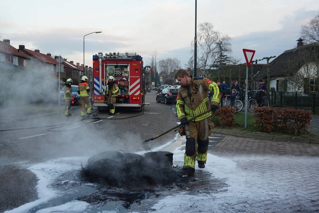 Stapel autobanden in brand gestoken