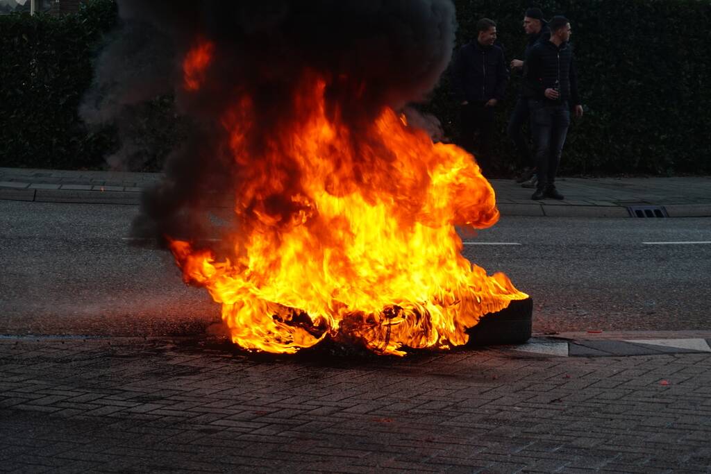 Stapel autobanden in brand gestoken